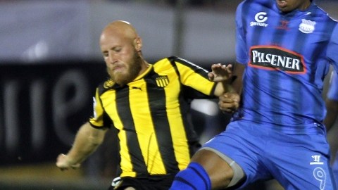 Marlon De Jesús (der.), de Emelec de Ecuador, disputa el balón con Marcel Novick, de Peñarol, durante el partido de  Copa Libertadores.