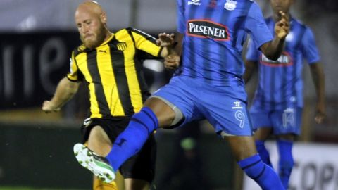 Marlon De Jesús (der.), de Emelec de Ecuador, disputa el balón con Marcel Novick, de Peñarol, durante el partido de  Copa Libertadores.
