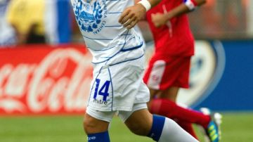 Organizaciones civiles de El Salvador dicen que el volante Dennis Alas no es digno de vestir la camiseta del equipo nacional.