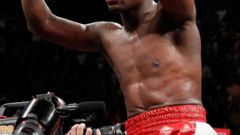 Mayweather Jr. reacciona luego de vencer a Miguel Cotto.