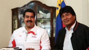 El vicepresidente de Venezuela, Nicolás Maduro (i), junto al gobernante boliviano, Evo Morales, en una reunión ayer, en Caracas.