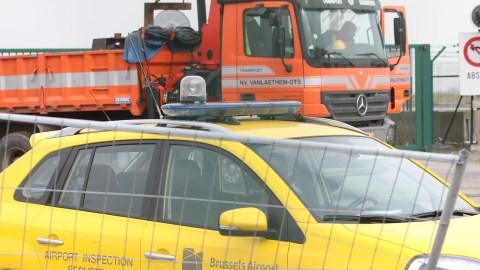 Detalles del cerco en el que unos ladrones se abrieron paso para llevarse unos paquetes de diamantes que iban a ser transportados en avión desde un aeropuerto de Bruselas, Bélgica.
