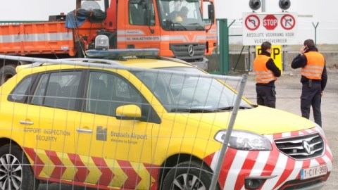 Detalles del cerco en el que unos ladrones se abrieron paso para llevarse unos paquetes de diamantes que iban a ser transportados en avión desde un aeropuerto de Bruselas, Bélgica.