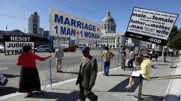 Obama estudia instar a la corte a una reversión en torno a bodas gay en el estado de California.