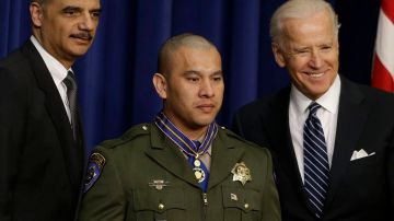 El hispano Rafael Rivera recibió de manos del vicepresidente Joe Biden, la Medalla al Valor