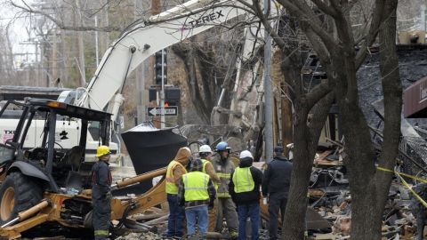 Equipos de búsqueda hallan un cadáver entre los escombros de la explosión de ayer en Kansas City, Missouri.