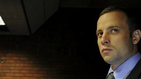 El atleta olímpico sudafricano Oscar Pistorius se mantiene en una cárcel local