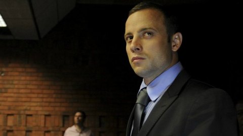 El atleta olímpico sudafricano Oscar Pistorius se mantiene en una cárcel local