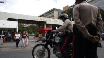 Policías prestan guardia en el exterior del Hospital Militar, donde se encuentra hospitalizado el presidente Hugo Chávez, ayer.