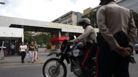 Policías prestan guardia en el exterior del Hospital Militar, donde se encuentra hospitalizado el presidente Hugo Chávez, ayer.
