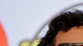 El co-fundador de  Google, Sergey Brin, muestra los lentes con conección a internet.
