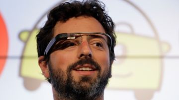 El co-fundador de  Google, Sergey Brin, muestra los lentes con conección a internet.
