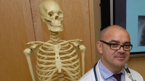 Médicos hispanos ayudan a integrarse a enfermeros bilingües a hospitales en EE.UU.