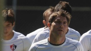 Leandro Cufré (izq.) y Omar Bravo lideran el trote de los atlistas, que manifiestan preocupación para su partido ante Querétaro.