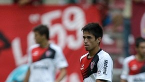 Juan Ignacio Vieyra (izq.) y sus compañeros del equipo argentino Newell's Old Boys  se van cabizbajos de la cancha del Estadio Metropolitano al quedar sentenciado su revés ante el Deportivo Lara, ayer en Caracas.