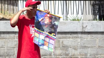 Un simpatizante del presidente venezolano Hugo Chávez se reunió con otros que lo apyan frente a la entrada principal del Hospital Militar Dr. Carlos Arvelo, en Caracas,  donde el presidente ingresó esta semana.