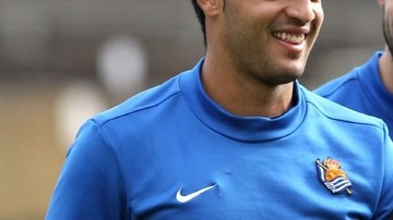 Los jugadores de la Real Sociedad, Carlos Vela (izq.), Alberto de la Bella  y Antoine Griezmann, durante el entrenamiento del equipo.