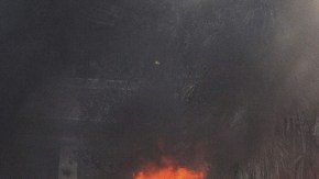 Rebeldes sirios llevan a un hombre que salió herido de la  explosión causada por un coche-bomba en el centro de Damasco, Siria.