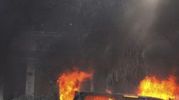 Rebeldes sirios llevan a un hombre que salió herido de la  explosión causada por un coche-bomba en el centro de Damasco, Siria.