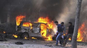 Rebeldes sirios llevan a un hombre que salió herido de la  explosión causada por un coche-bomba en el centro de Damasco, Siria.