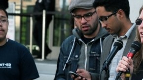 Fabiola Pérez, esposa de  Héctor Nolasco, y la  hijita  de ambos (der)   encabezaron la protesta frente al Edificio Federal de Los Ángeles pidiendo su liberación.