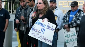 Fabiola Pérez, esposa de  Héctor Nolasco, y la  hijita  de ambos (der)   encabezaron la protesta frente al Edificio Federal de Los Ángeles pidiendo su liberación.