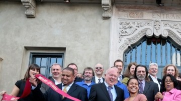 Jan Perry en diciembre al reinaugurar la YMCA de la Calle 28.