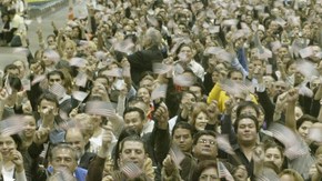 El director del Field, Mark Dinamillo, comentó que en California existe “casi una aprobación universal para que los indocumentados que han vivido cierto número de años en el país puedan hacerse estadounidenses”.