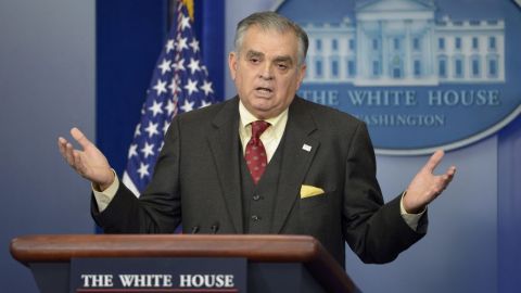 El gobierno de EE.UU. afirmó que recortes de gasto causarán retrasos en vuelos en todo el país. En la foto, el secretario de Transporte de EE.UU., Ray LaHood.