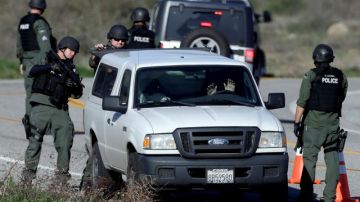 Oficiales examinan una camioneta, en Yacaipa, California, como parte de la búsqueda de Dorner.