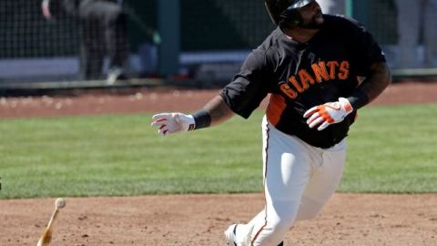 Pablo Sandoval de los Gigantes de SF golpea un sencillo pen el cuarto inning de un juego de béisbol de entrenamiento contra los Angelinos de Los Ángeles.