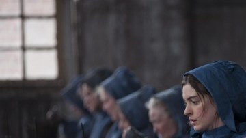 Anne Hathaway (centro) en una escena de la cinta 'Les Misérables'.