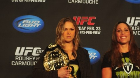 Ronda Rousey posa  con el cinturón del UFC, al lado de la retadora Liz Carmouche. Hoy se enfrentan en el Honda Center.