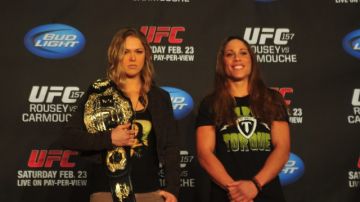 Ronda Rousey posa  con el cinturón del UFC, al lado de la retadora Liz Carmouche. Hoy se enfrentan en el Honda Center.