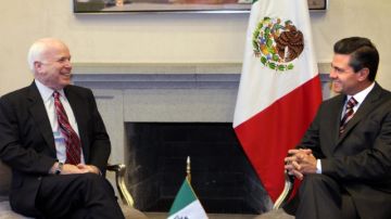 El presidente de México, Enrique Peña Nieto (der.), conversa con el senador estadounidense John McCain (d), ayer,  durante su encuentro en la residencia oficial de Los Pinos, en Ciudad de México.