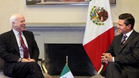 El presidente de México, Enrique Peña Nieto (der.), conversa con el senador estadounidense John McCain (d), ayer, durante su encuentro en la residencia oficial de Los Pinos, en Ciudad de México.