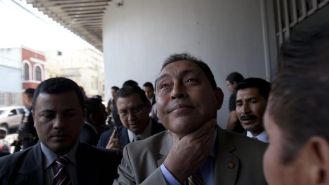 El ministro guatemalteco del Interior, Mauricio López (cen.), hablaba sobre el 'Chapo' con periodistas, ayer, en Ciudad de Guatemala.