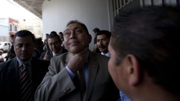El ministro guatemalteco del Interior, Mauricio López (cen.), hablaba sobre el 'Chapo' con periodistas, ayer, en Ciudad de Guatemala.