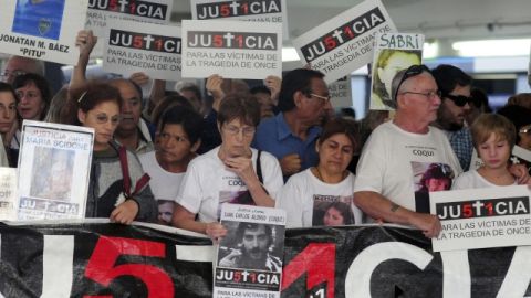 Familiares de las 51 personas fallecidas en accidente de tren en la estación de Once, de Buenos Aires, rinden homenaje a víctimas, ayer.