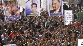 Miles de egipcios de oposición participan en cacerolada antigubernamental en la ciudad portuaria de Port Said, Egipto, ayer.