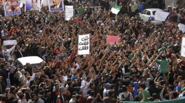 Miles de egipcios de oposición participan en cacerolada antigubernamental en la ciudad portuaria de Port Said, Egipto, ayer.