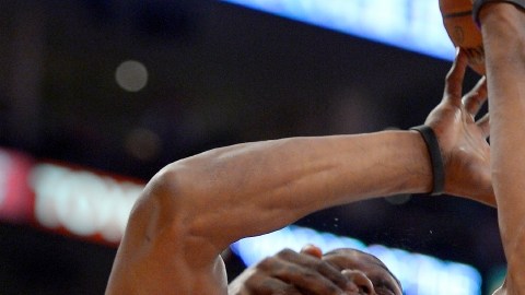Dwight Howard es golpeado en el rostro por J.J. Hickson durante el primer cuarto del partido del viernes por la noche.