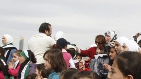 Varios niños sirios participan en protesta contra  Bachar Al Asad, enfrente de la embajada siria de Amán, Jordania.