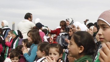 Varios niños sirios participan en protesta contra  Bachar Al Asad, enfrente de la embajada siria de Amán, Jordania.