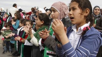 Varios niños sirios participan en protesta contra  Bachar Al Asad, enfrente de la embajada siria de Amán, Jordania.