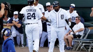 Prince Fielder (der.) felicita a Miguel Cabrera después de que el toletero venezolano conectara jonrón ayer en el tercer inning.