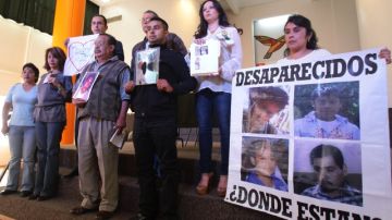 Familiares de desaparecidos se manifestaban en el Centro de Derechos Humanos Miguel Agustín Pro Juárez, en Ciudad de México. Por otra parte, una organización civil ha divulgado información de unas 20 mil personas.