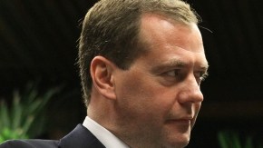 El primer ministro de Rusia Dimitri Medvedev (izq.) y el presidente cubano Raúl Castro observando un álbum de fotos  en La Habana.