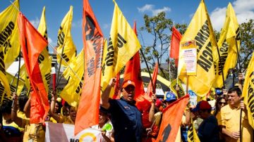 Opositores venezolanos realizan protesta pacifica, ayer, en el centro de  Caracas, por las recientes medidas económicas del Gobierno.