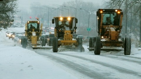Tres barredoras de nieve limpiaban ayer la avenida Fleur de Des Moines, en el estado de Iowa.